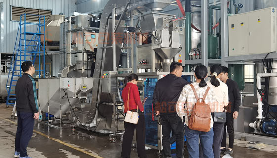 全自動管冰稱重定量包裝機(jī)圖片